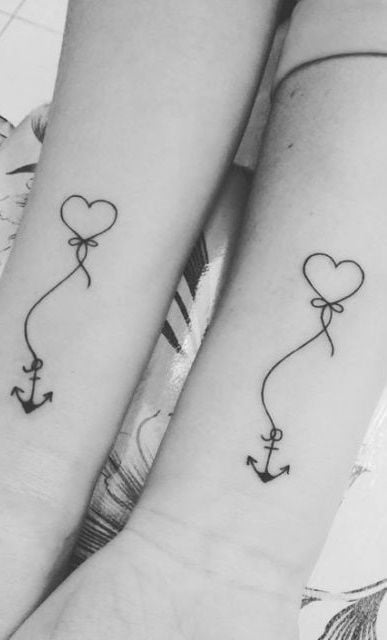 Tatouages de Coeurs pour Couples Sœurs Amis coeurs fil et ancres sur chaque poignet