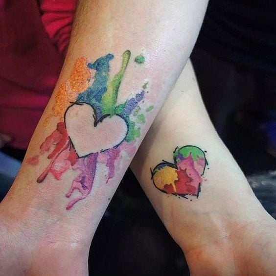 Tatuaggi a cuore per coppie, sorelle e amiche in acquerello invertito, uno ha il cuore che manca all'altro e viceversa