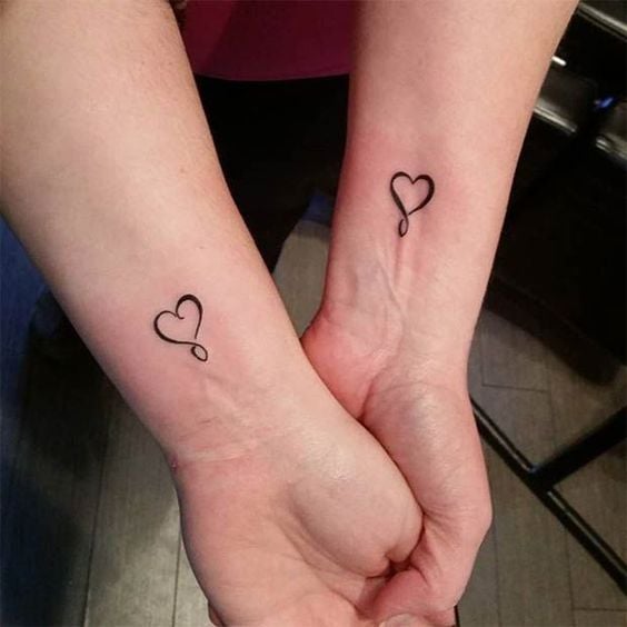Tatouages de Coeurs pour Couples Sœurs Amis sur les poignets avec entrecroisement au bout du vertex
