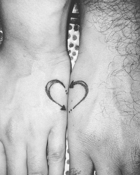 Tatuaggi a cuore per coppie, sorelle e amiche realizzati con mezzi cuori frecce su ciascuna mano in modo che possano essere completati insieme