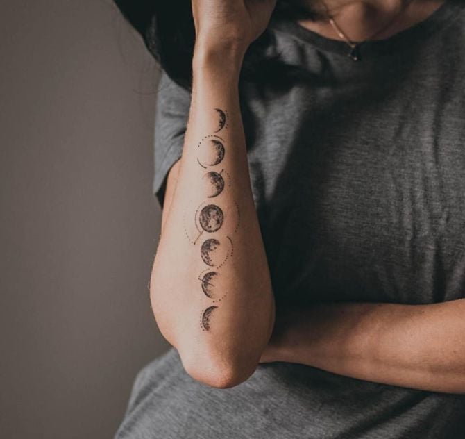 Mondphasen-Tattoos auf dem Unterarm