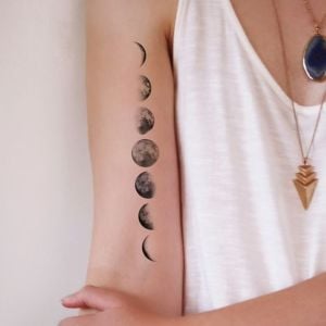 Mondphasen-Tattoos auf dem Arm mit allen Phasen