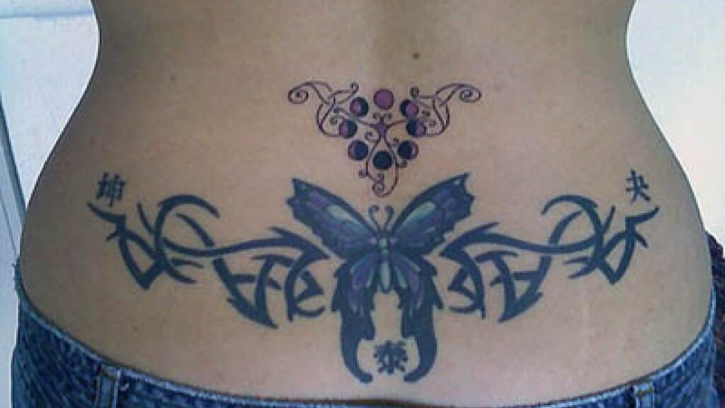 Tatuaggi delle fasi lunari sulla parte bassa della schiena sopra il tatuaggio della farfalla