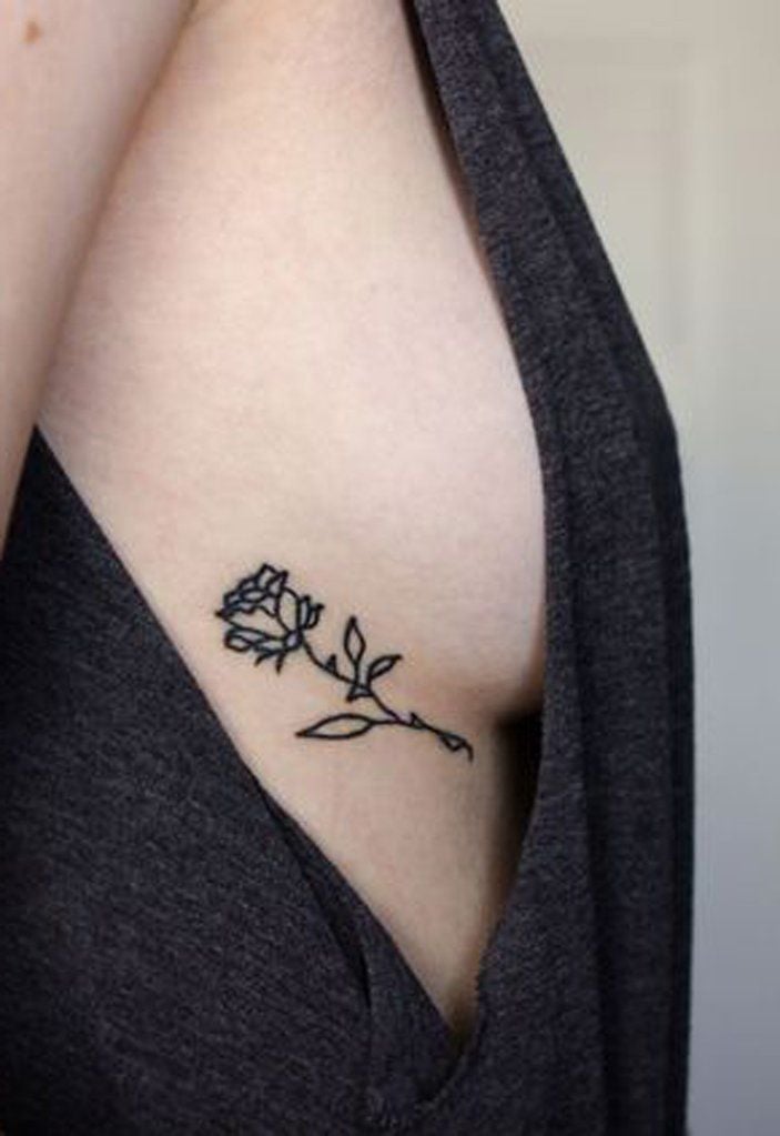 Tatuaggi floreali sulle costole Rosa nera Contorno nero