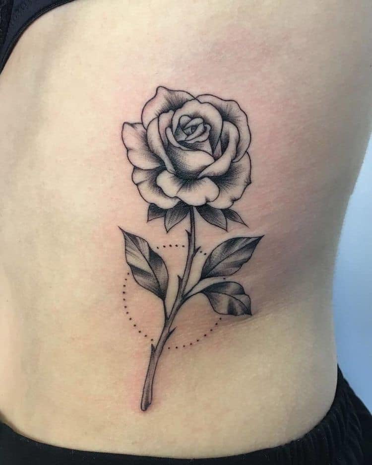 Tatuagens de flores nas costelas Black Rose com círculo de linha pontilhada