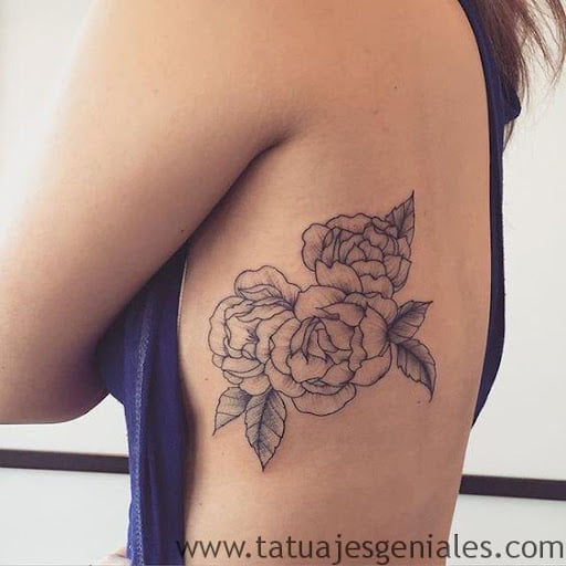 Tatuaggi floreali sulle costole Copricapo di fiori neri Contorno nero e foglie