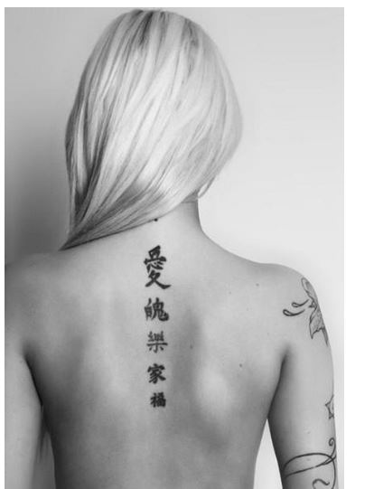 Simboli e significato dei tatuaggi con lettere cinesi giapponesi. Iscrizione di cinque lettere lungo la colonna vertebrale