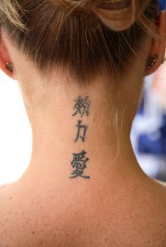 Tatouages de symboles de lettres japonaises chinoises et signification trois sur le cou Cou