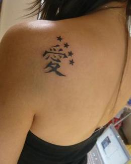Tatuaggi di lettere cinesi giapponesi, simboli e significato sulla scapola della spalla con quattro stelle
