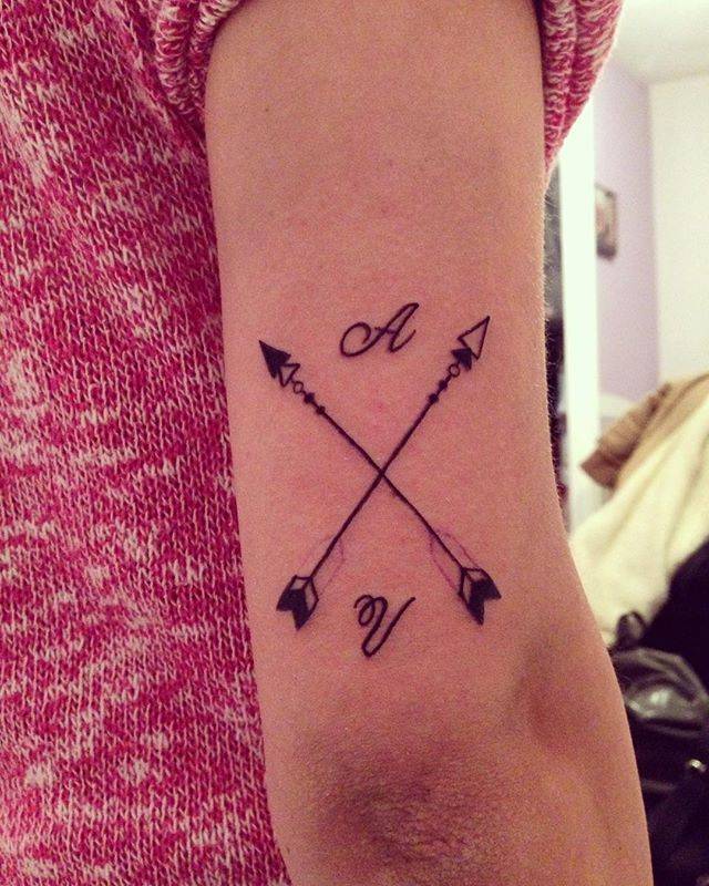 Tatuagens de Letras e Iniciais Cruz com Setas no Braço e letras A e V em quadrantes