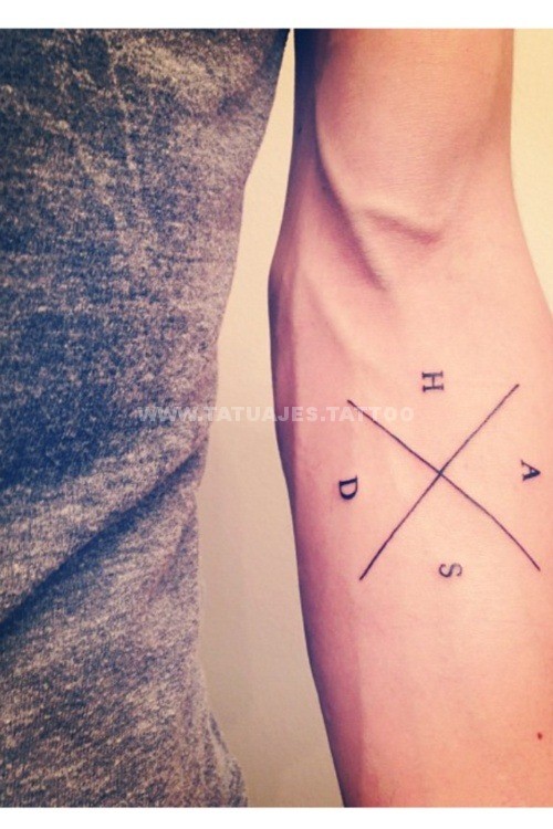 Tatuajes de Letras e Iniciales Cruz en antebrazo hombre y en cada cuadrante cuatro letras H D A y S