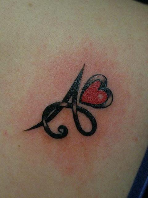 Tatuagens de letras e iniciais letra A com coração cheio de vermelho