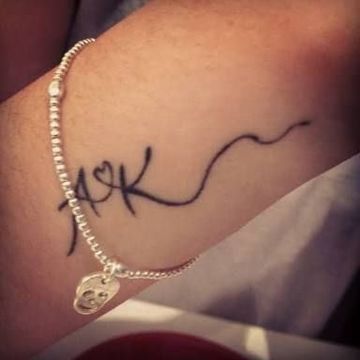 Tatuajes de Letras e Iniciales Letras A y K unidas por un corazon