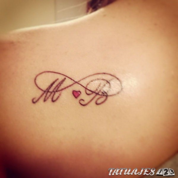 Tatuajes de Letras e Iniciales Letras M corazon pequeno rojo letra B y arriba un simbolo de infinito