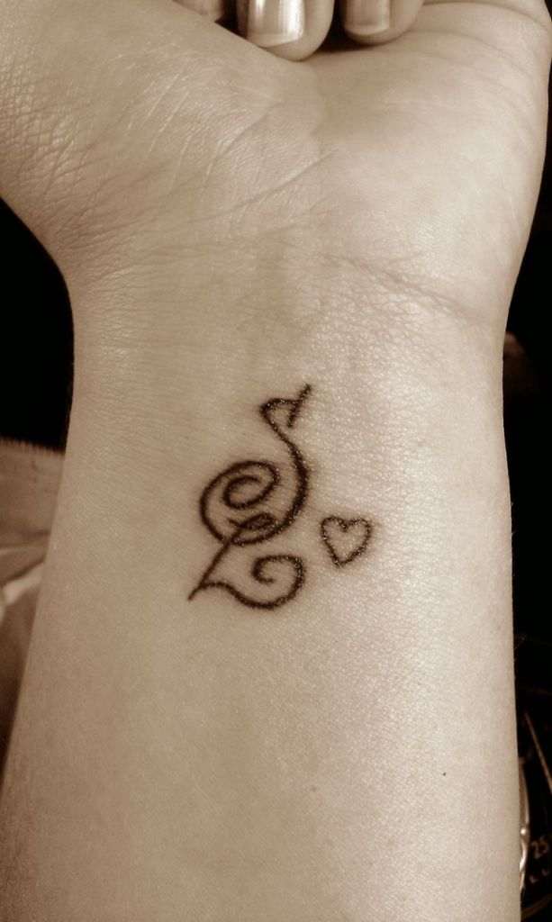 Tatuagens de Letras e Iniciais Letras S e L e pequeno coração no pulso