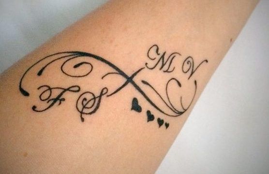 Tatuajes de Letras e Iniciales infinito adornado cuatros corazones de tamano creciente letras F S M V mayusculas