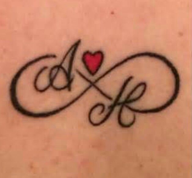 Tatuagens de Letras e Iniciais infinito pequeno coração vermelho letras A e H