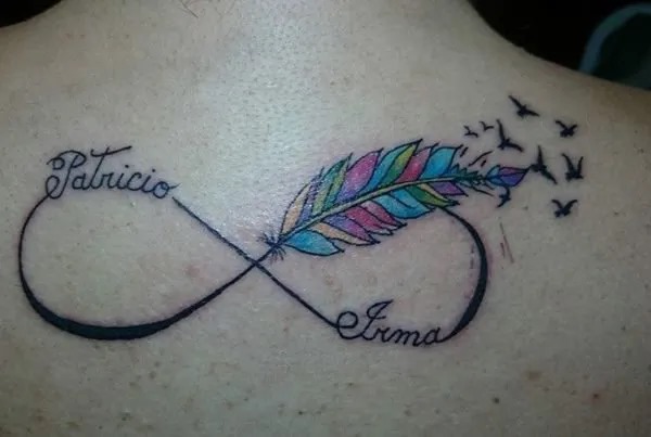 Tattoos von Müttern und Töchtern und Unendlichkeitssymbol mit den Namen Patrick und Irma, aus denen farbige Federn und Vögel hervorkommen