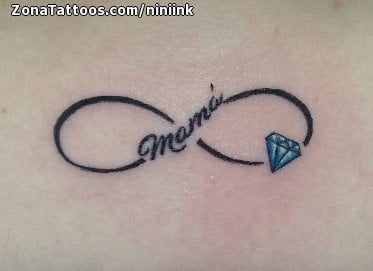 Tattoos von Müttern und Kindern und Unendlichkeitssymbol mit dem Wort Mama und einem hellblauen Diamanten