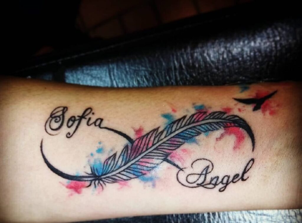 Tatuaggi di madri e bambini e piuma del simbolo dell'infinito con i nomi Sofia e Angelo e tocchi di acquerello