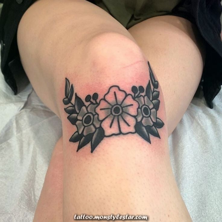 Tatuajes en la Rodilla Adorno floral sobre la rodilla simetrico con tres flores negras