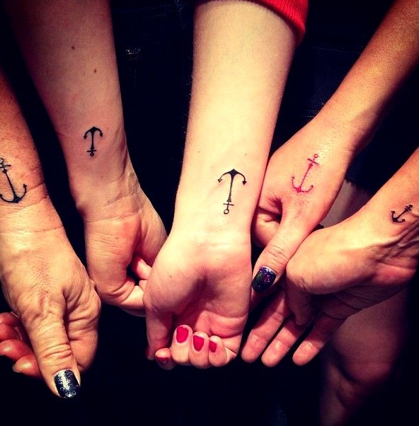 Tatuaggi per cinque amiche, sorelle, cugine, ancore sui polsi rossi