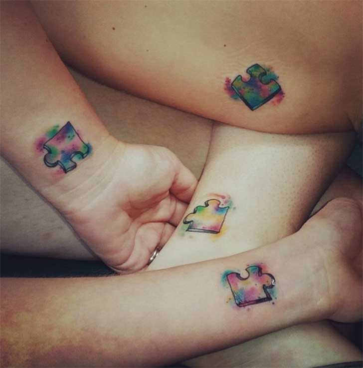 Tattoos für Bilder von Freunden, Schwestern, Cousins, jeder mit einem Puzzleteil am Handgelenk