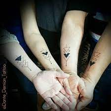 Tattoos zum Malen von Freunden, Schwestern, Cousins, Pfeilen mit Dreiecken, alternativ bemalt