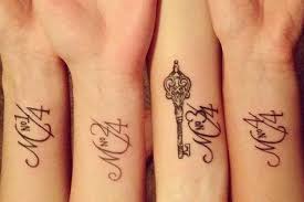 Tatuagens para fotos Amigos Irmãs Primos Número 1 de 4 2 de 4 3 de 4 4 de 4 e chave em um