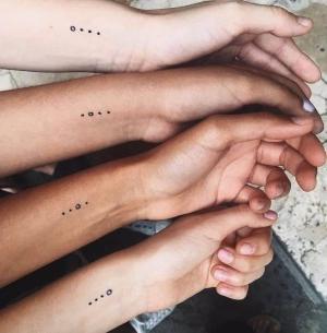 Tatuagens para fotos Amigos Irmãs Primos Pontos e Círculos nos pulsos