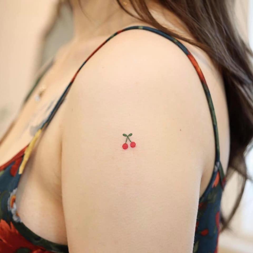 Tatuajes para Mujer Delicados dos cerezas en brazo minimalista pequeno