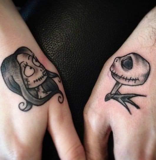 Tatuaggi per coppie di personaggi e altri volti di Catrina sulle mani