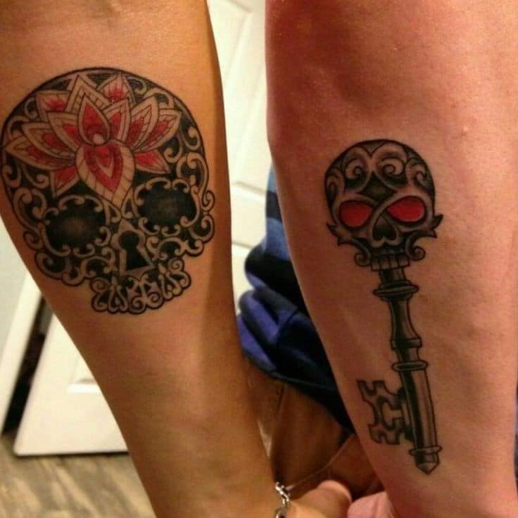 Tatuaggi per Coppie di Personaggi e altre Catrine con un fiore di loto sul teschio e un'altra chiave antica con gli occhi rossi sul teschio