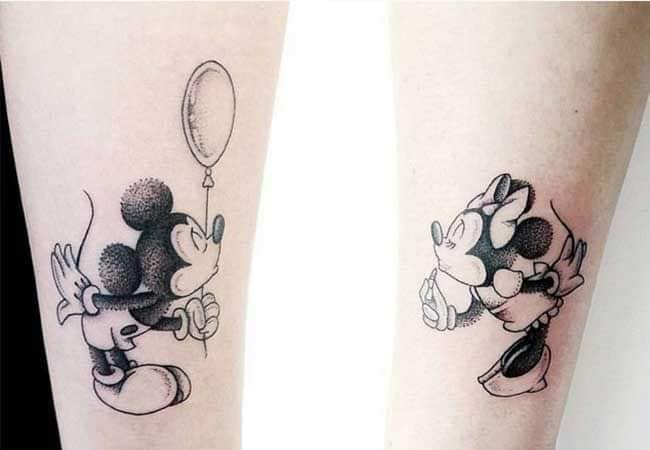 Tatuagens para Casais de Personagens e mais Disney Mikey com balão e Minnie Mouse pintando os lábios