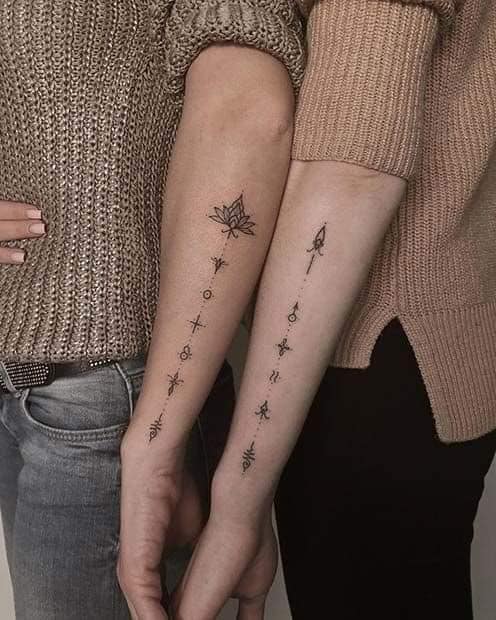 Tatuagens para Casais de Personagens e mais Flor de lótus e linha pontilhada com estrelas e ornamentos unalome em ambos os antebraços
