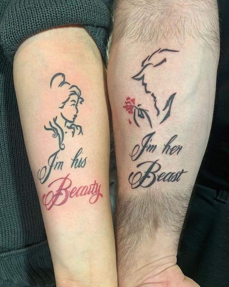 Tattoos für Charakterpaare und mehr „Die Schöne und das Biest“ auf den Unterarmen „Ich bin ihre Schönheit, ich bin ihr Biest, ich bin seine Schönheit, ich bin ihr Biest.“