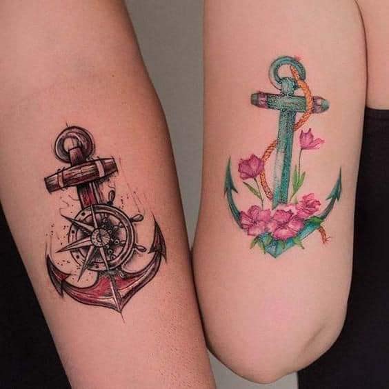 Tattoos für Charakterpaare und weitere Anker, einer mit rotem Ruder und einer mit Blumen, Arrangement aus rosa und hellblau-türkisfarbenen Blumen