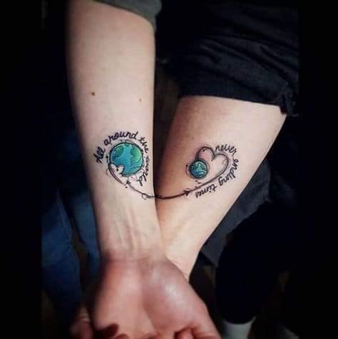 Tattoos für Paare von Charakteren und mehr auf den Handgelenken der Welt. Auf der ganzen Welt endet die Zeit nie. Herzförmige Flugbahn