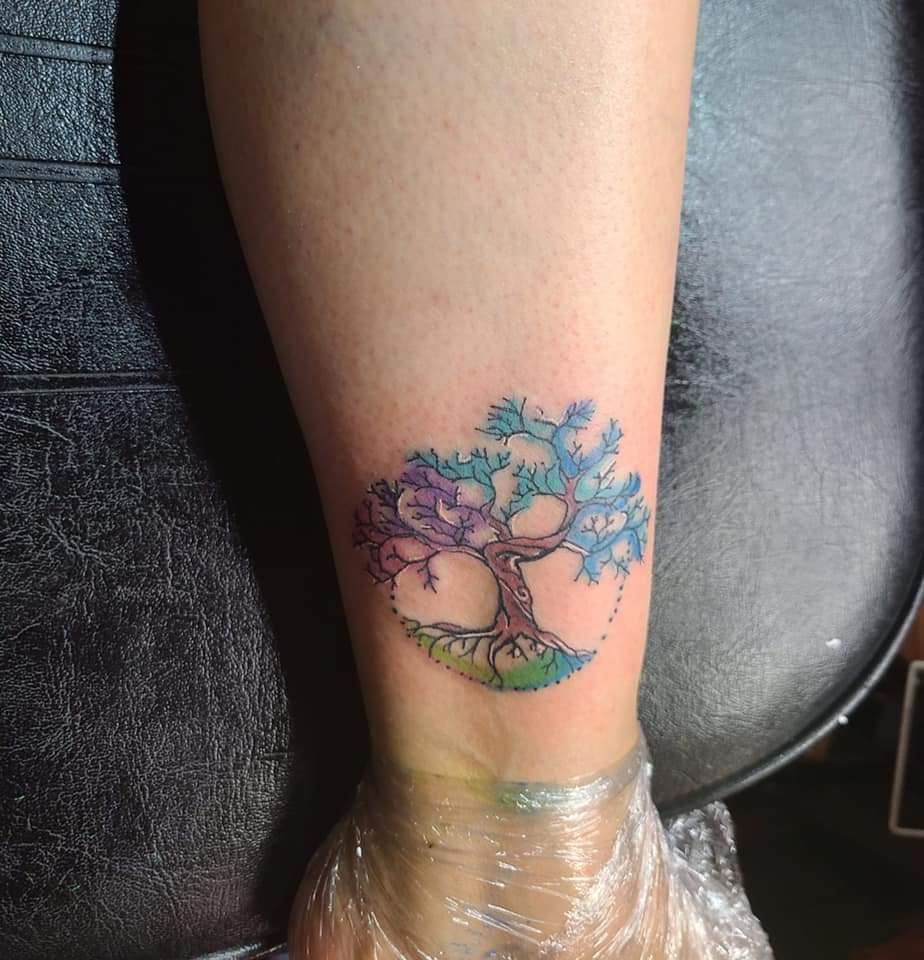 Die beliebtesten Tattoos für Frauen sind der himmlische und violette Lebensbaum auf der Wade