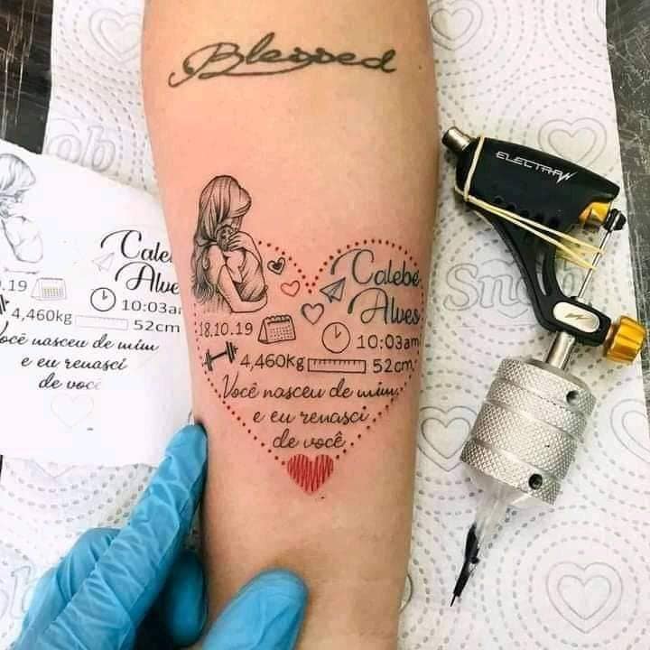 Tattoos für Frauen, die am meisten gefallen: Herz mit Mutter, die ihr Baby umarmt, und alle Geburtsdaten, Datum, Maße, Gewicht, Calebe Alves und Satz auf Portugiesisch
