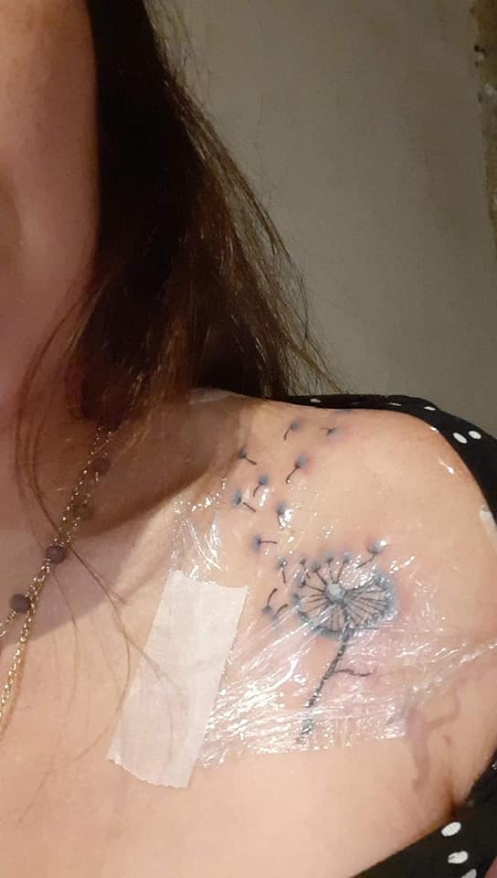 Tatuagens femininas mais apreciadas Dente-de-leão no ombro com sementes voando em direção ao pescoço