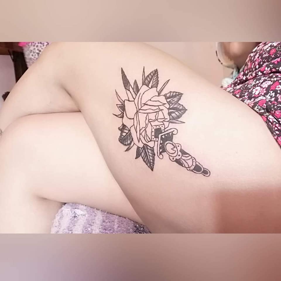 Tattoos für Frauen sind die beliebtesten: Lotusblume am Oberschenkel