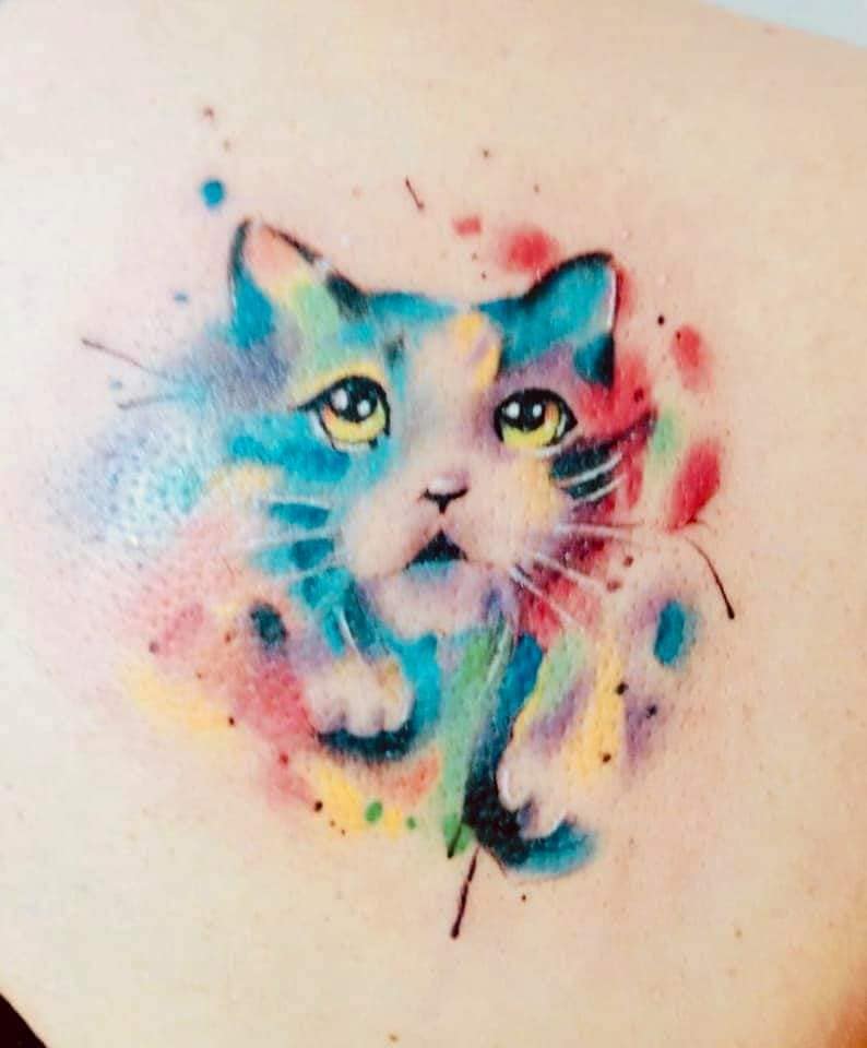 Tattoos für Frauen, die am beliebtesten sind: Katze, die in Aquarell nach oben schaut