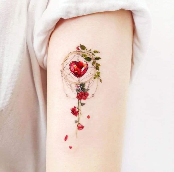 Tatuagens para mulheres, as gemas vermelhas mais apreciadas em forma de coração de rubi com apanhadores de sonhos e pequenas rosas vermelhas