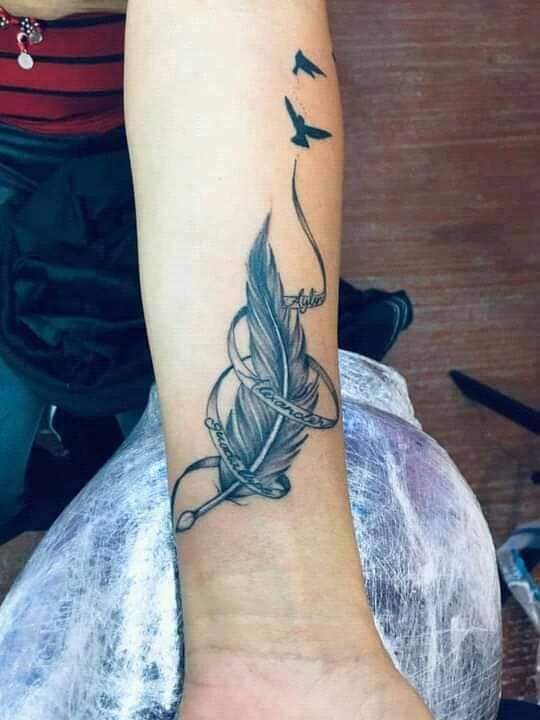 Tattoos für Frauen, die am beliebtesten sind: Feder mit Band um Namen und fliegende Vögel, zwei Seelöwenkinder