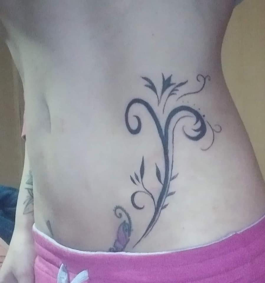 Am beliebtesten sind bei Frauen Tattoos auf der Seite des Bauches mit Spiralenornamenten