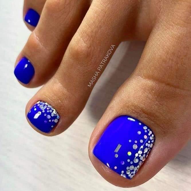 Des ongles en acrylique bleus avec des diamants blancs argentés