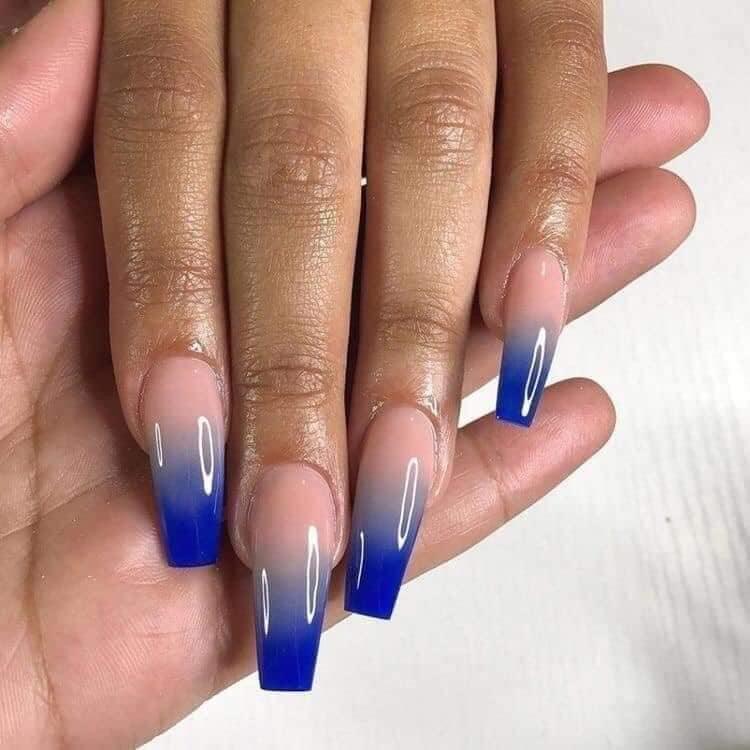 Quelques ongles en acrylique Bleu dégradé au rose