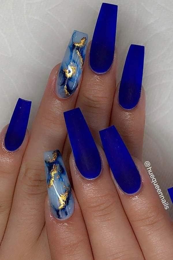 Lange blaue Acrylnägel mit gerader Spitze und goldenen Marmorverzierungen