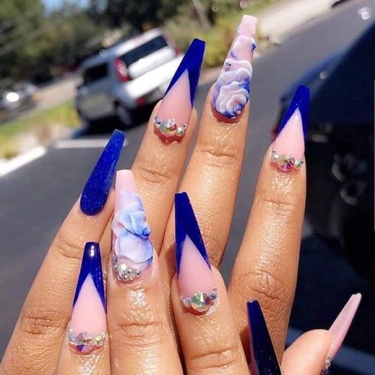 Algumas unhas de acrílico rosa azul com decorações de conchas